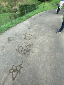 アスファルトの絵描きさんがいる