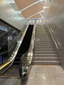 ラウンジへのエスカレーター